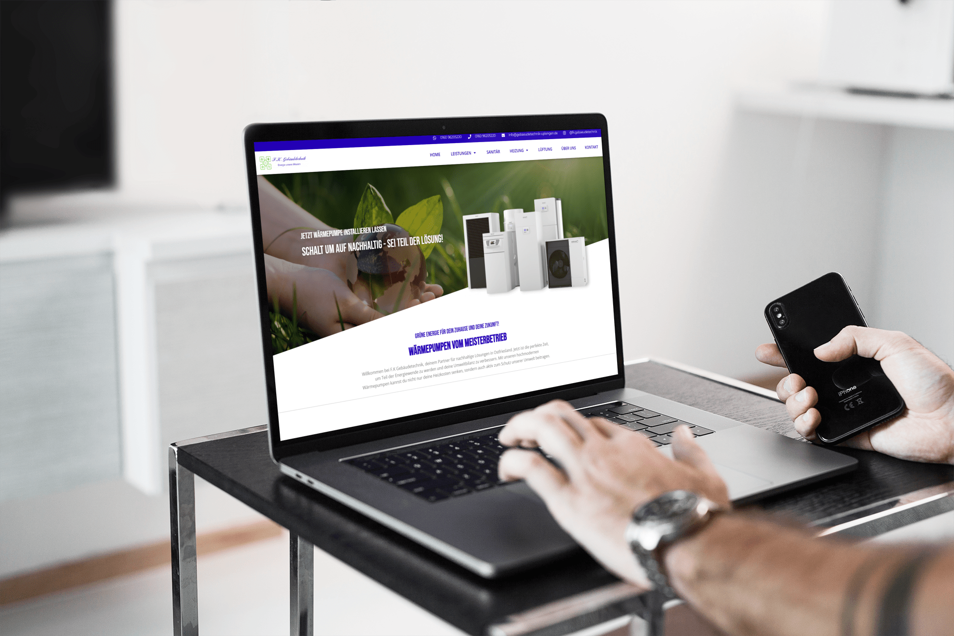 Person arbeitet am Laptop und betrachtet eine Website für nachhaltige Wärmepumpeninstallationen. Die Seite zeigt ein grünes Naturmotiv mit Blättern und eine Auswahl an Wärmepumpengeräten.