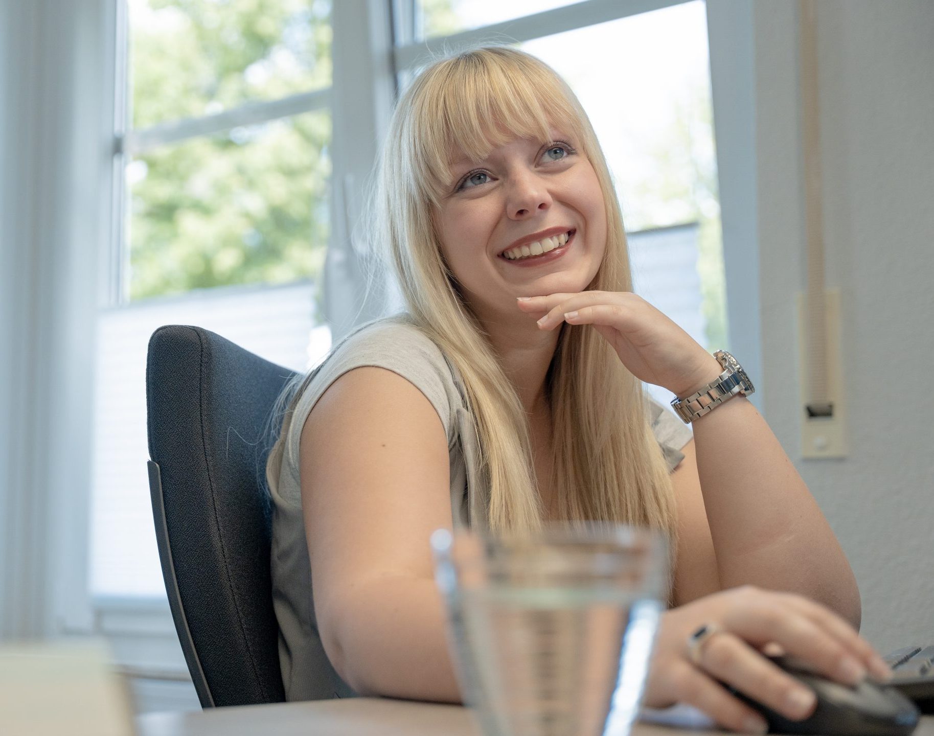 Porträt einer Frau im Büro – Symbolbild für die kreative Leitung und strategische Arbeit einer modernen Werbeagentur und Marketingagentur.