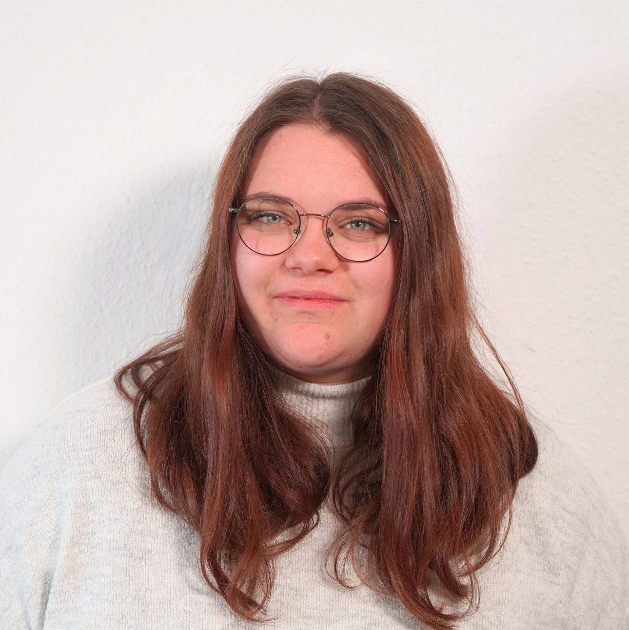 Porträtaufnahme einer Person – Symbolbild für die kreativen Mitarbeiterin einer Werbeagentur und Marketingagentur.